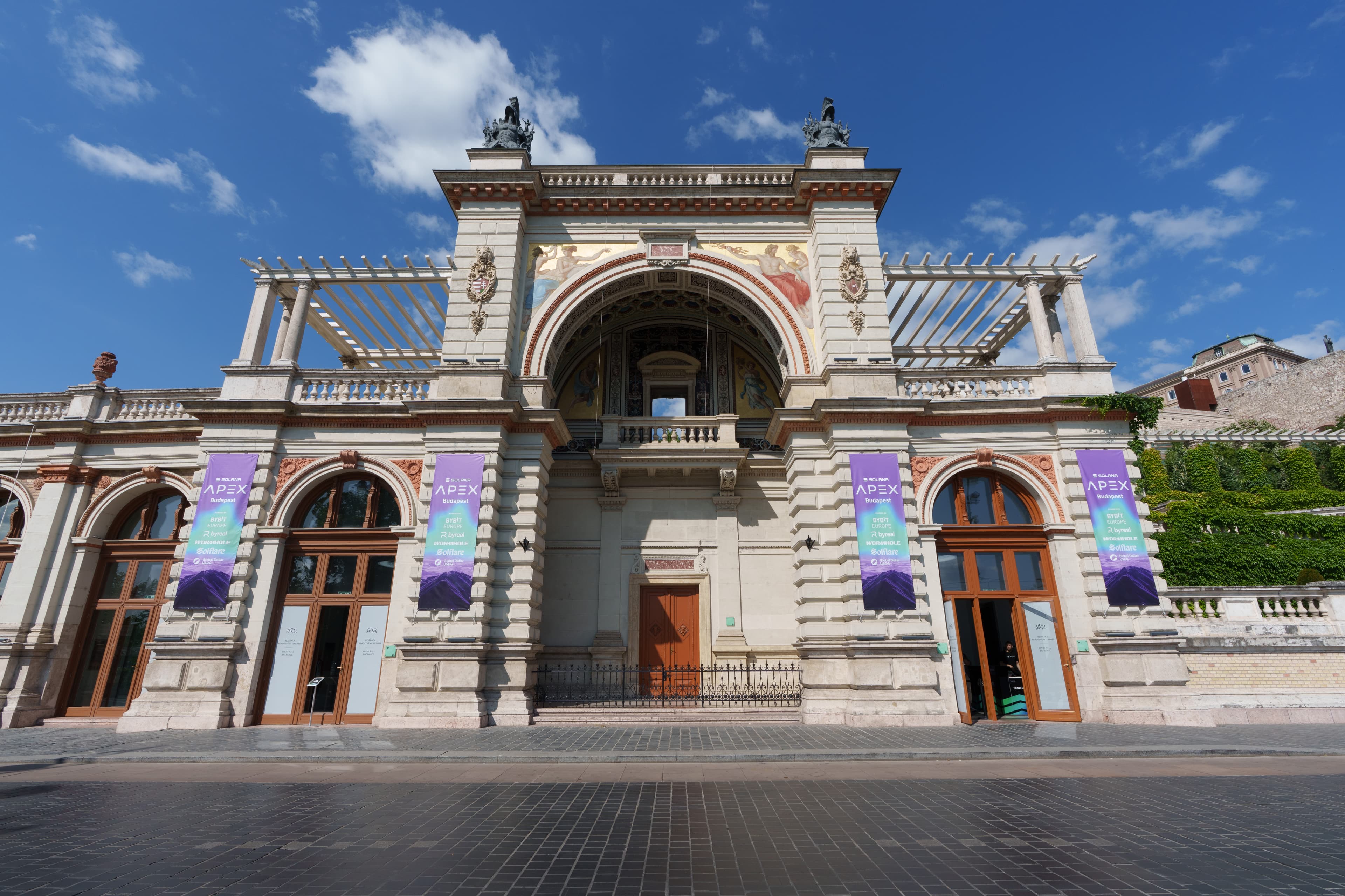 APEX, Budapest